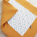 Boxkleed op maat van de box in okergeel en zwartwit print