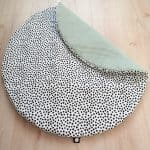 Rond boxkleed in zwart wit stippenen oud groen wafelstof