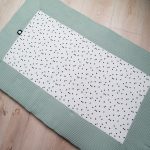 Tweelingboxkleed op maat van de box in oud groen met zwart wit print