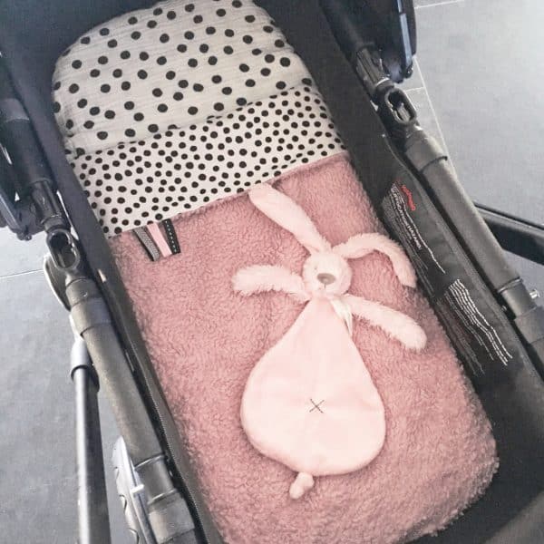 Kinderwagendeken teddy roze met zwart wit stippen patroon