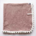 Swaddles van badstof met pompon randje in roze voor baby