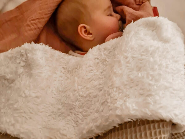 slapende baby onder teddy dekentje wafel zand