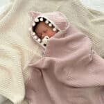 baby in badcape, baby meisje, baby slapend