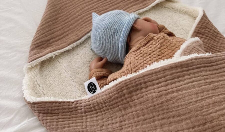 baby in omslagdoek, wikkeldeken, wikkeldoek baby, omslagdoek gebruiken als dekentje