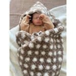 wikkeldeken teddy stippen, teddy taupekleur, baby laten slapen in omslagdoek, omslagdoek baby