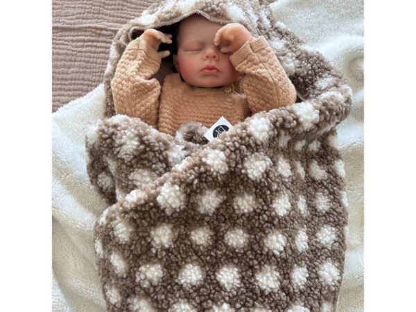 wikkeldeken teddy stippen, teddy taupekleur, baby laten slapen in omslagdoek, omslagdoek baby
