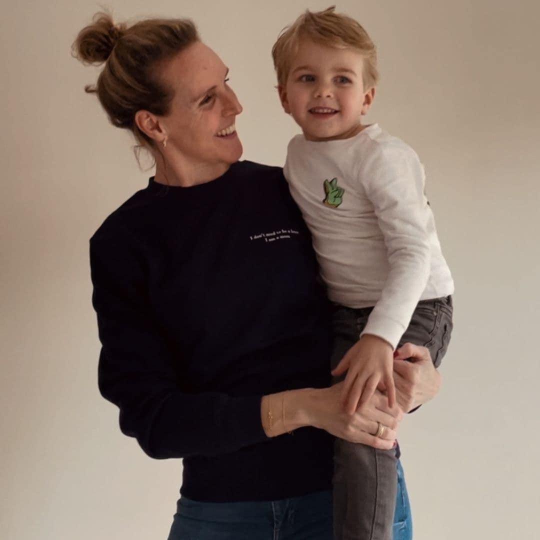 donkerblauwe mama trui met quote, moeder met kindje op de arm