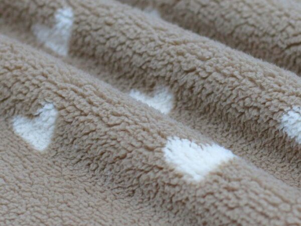 zachte beige, taupe teddy stof met witte hartjes