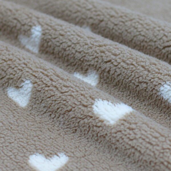 zachte beige, taupe teddy stof met witte hartjes