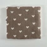 boxkleed vierkant van teddy stof, beige teddy stof met een witte hartjesprint