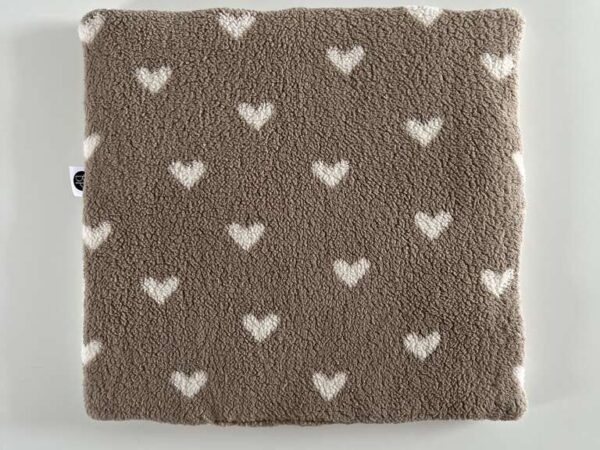boxkleed vierkant van teddy stof, beige teddy stof met een witte hartjesprint
