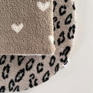 handgemaakte teddy boxkleden met tijger en hartjes print