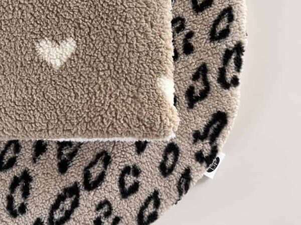handgemaakte teddy boxkleden met tijger en hartjes print