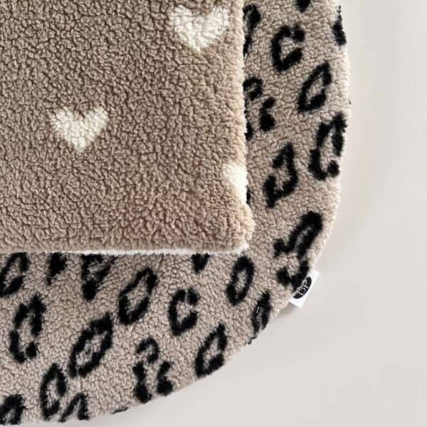 handgemaakte teddy boxkleden met tijger en hartjes print